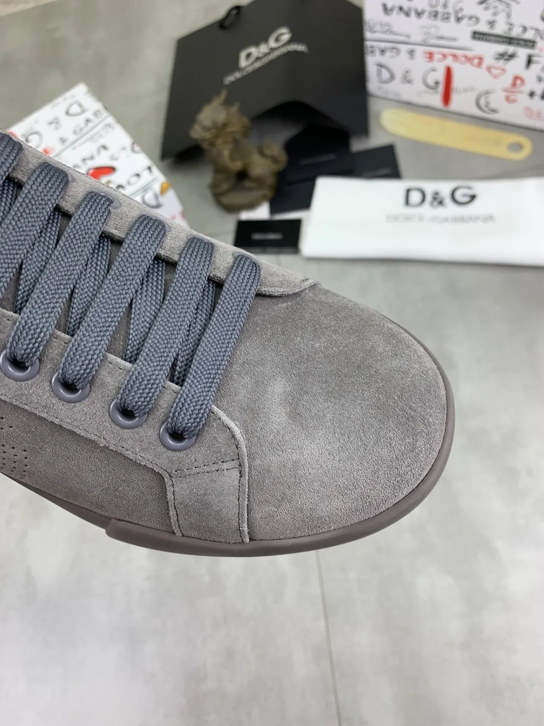 Men's shoes 💰P520💰 [New model] The latest hot model, top original quality, the official website is synchronized with "DOLCE&GABBANA [Dolce & Gabbana] ~ High Quality." Effect Low-top casual DG men's shoes, loved by many celebrities, using high-end imported first-layer frosted calfskin with punched logo design + cowhide feet, simple and elegant, perfectly interpreting the latest inspiration for shoes, integrating classics and fashion. Luxurious dream, dominating fashion Suitable for drivers, light and comfortable to drive, light and breathable for outdoor travel, high-end quality, trustworthy, 4️⃣colors🉑️ to choose from! Code number: 38-46